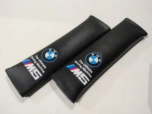 Ein Satz Innenzubehör für den BMW M5