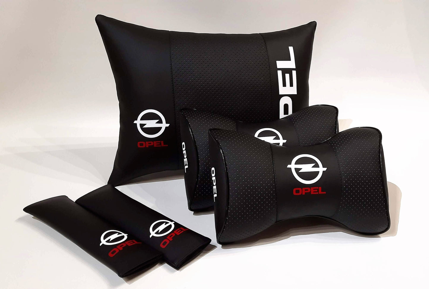 Un conjunto de accesorios interiores, almohada para coche Opel