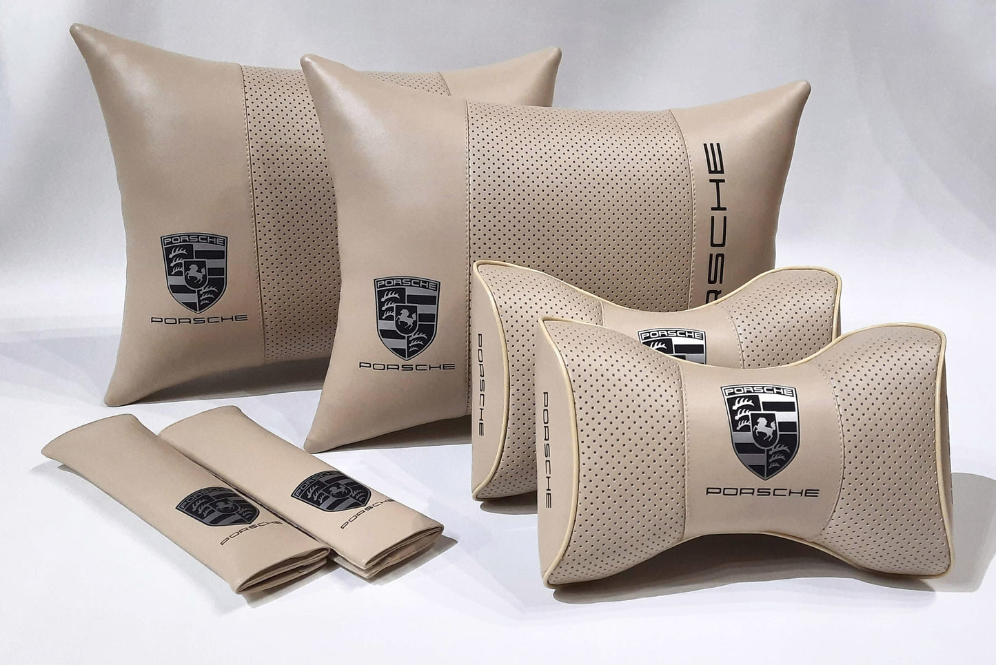 Un conjunto de accesorios interiores, almohada para coche Porsche