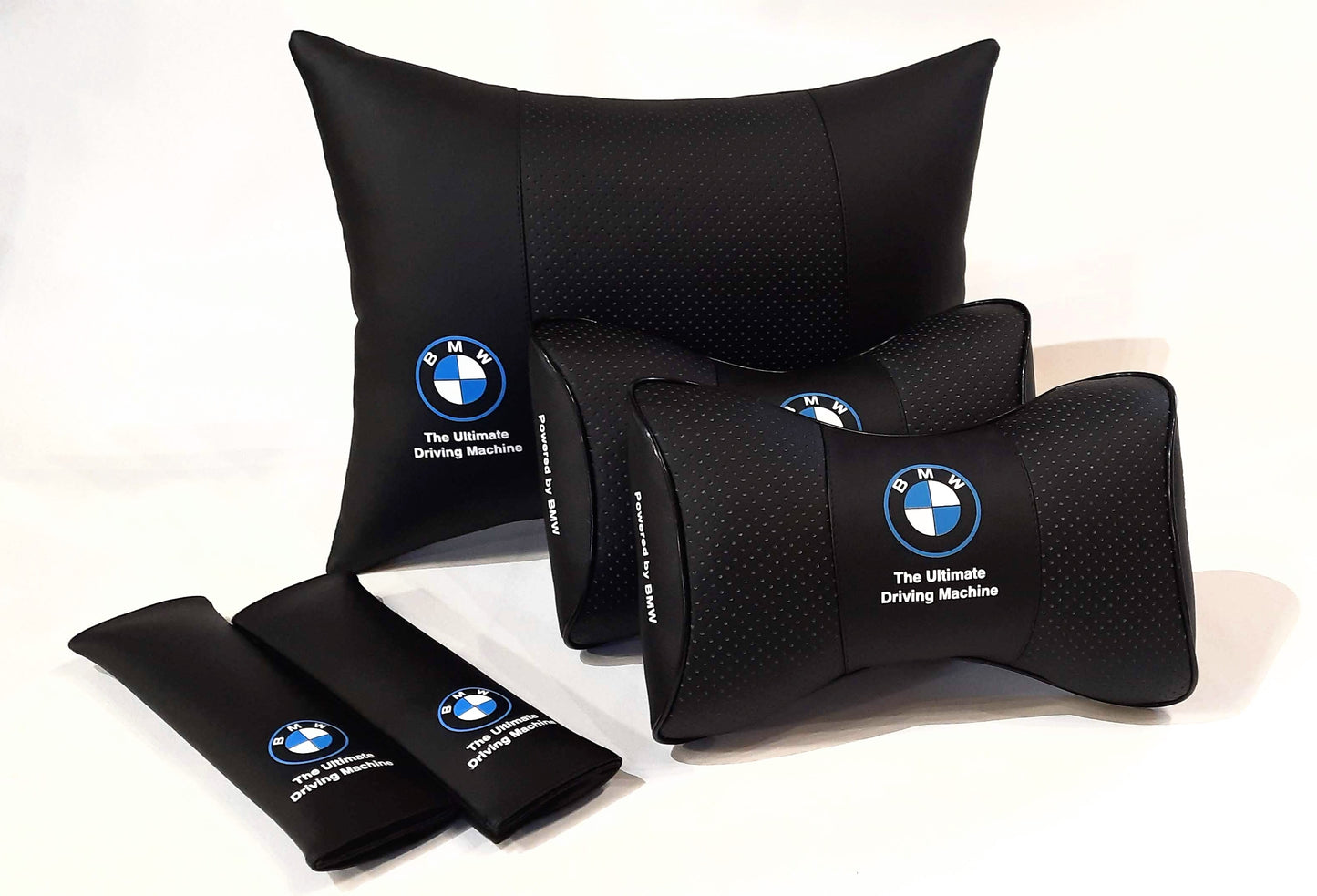 Un conjunto de accesorios interiores, almohada para coche BMW.