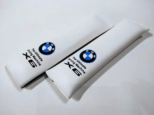 Un conjunto de accesorios interiores para BMW X6